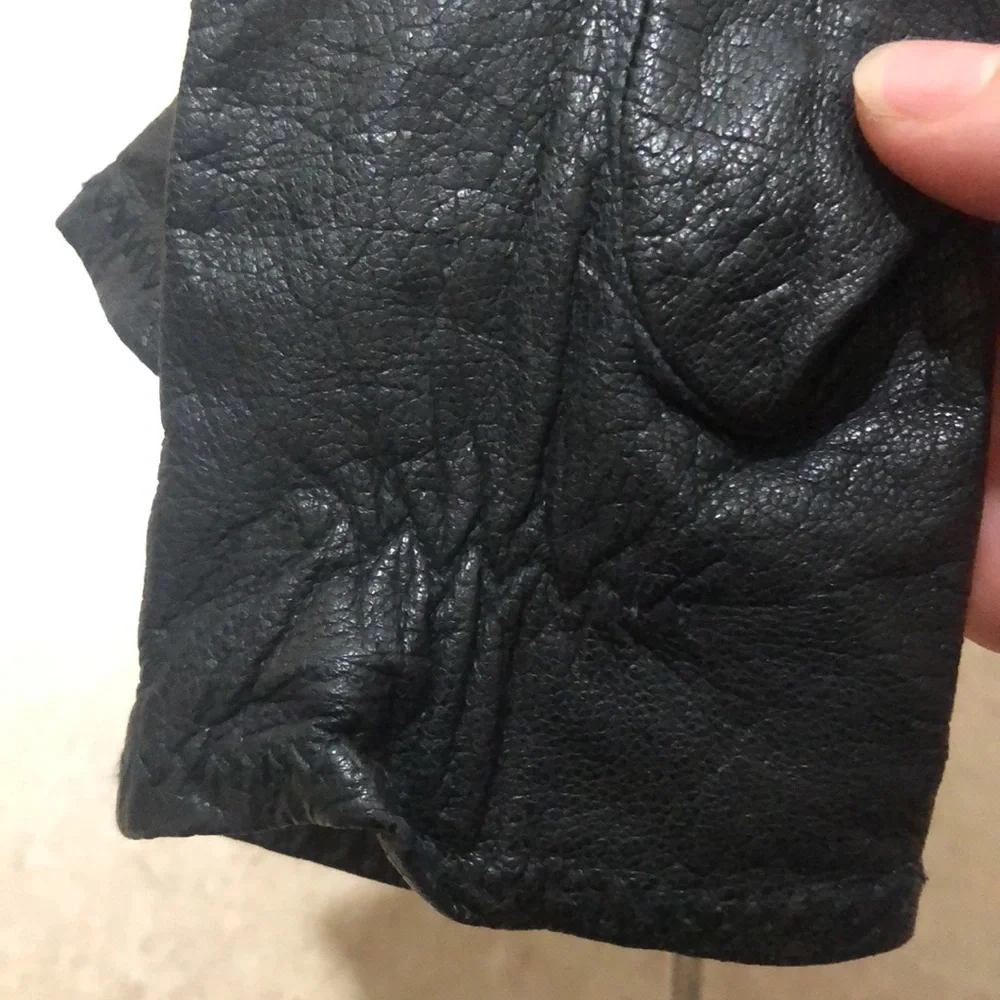 Womens black genuine leather gloves. Size small/medium.